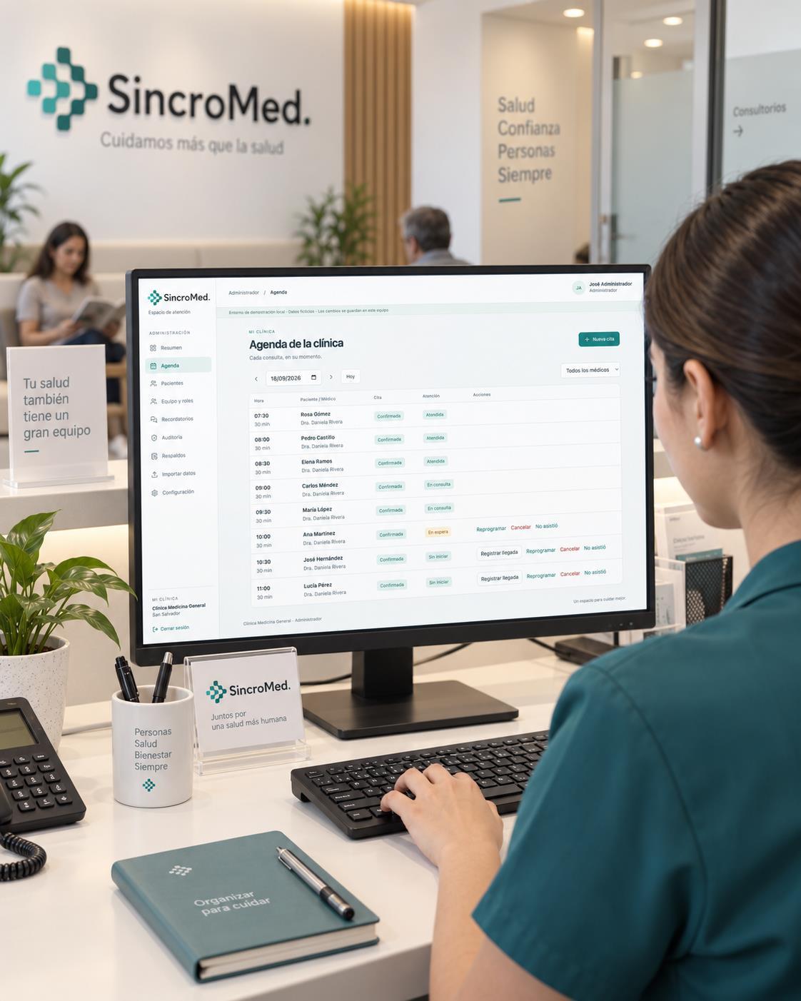 Recepción organizando las citas en la agenda de SincroMed